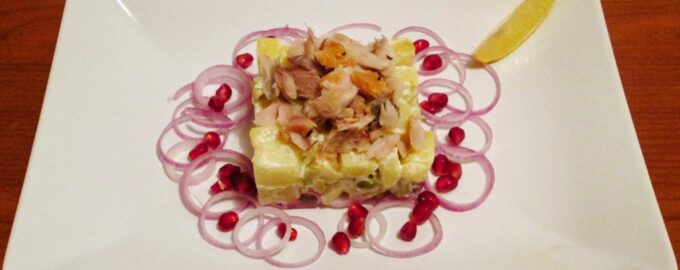 Салат из копченой рыбы с картофелем