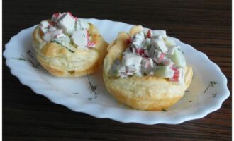 Салат с крабовыми палочками в тарталетках