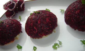 Салат из свеклы и копченой рыбы