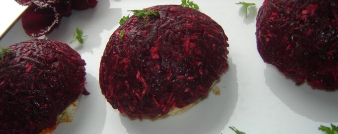 Салат из свеклы и копченой рыбы
