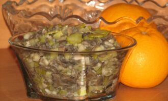 Салат из маринованных огурцов и грибов