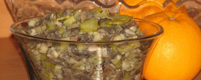 Салат из маринованных огурцов и грибов