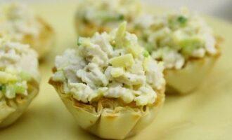 Салат с курицей в тарталетках