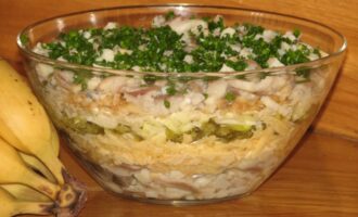 Салат с селедкой и яблоком