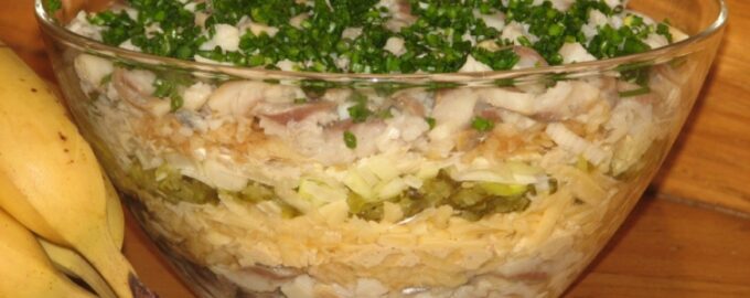 Салат с селедкой и яблоком