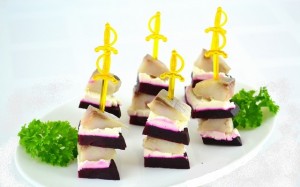 Канапе с селедкой и свеклой