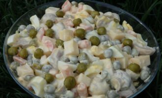Салат с зеленым горошком и маринованными грибами