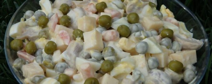 Салат с зеленым горошком и маринованными грибами