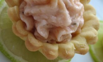 Тарталетки с муссом из лосося