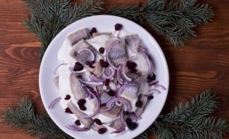 Сельдь с клюквой и хреном
