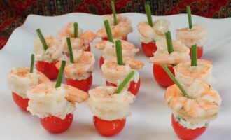 Помидорки черри с креветками