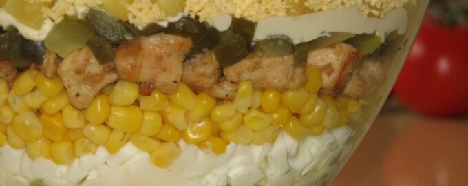 Слоеный салат с курицей и ананасом