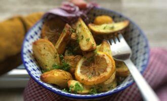 Картофель, запеченный с лимоном