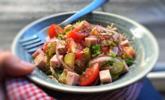 Баварский салат с колбасой
