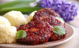 Свекольные котлеты с курицей и сыром