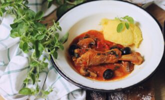Тушеная курица с грибами и маслинами