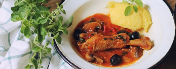 Тушеная курица с грибами и маслинами
