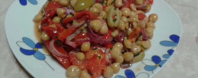 Салат с нутом и овощами