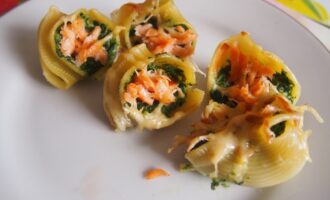 Ракушки, запеченные со шпинатом и лососем