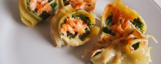 Ракушки, запеченные со шпинатом и лососем