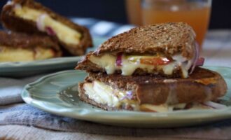 Горячий бутерброд с яблоком, луком и сыром