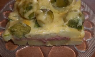 Запеканка из картофеля и брюссельской капусты