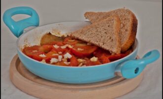 Жареные баклажаны с помидорами