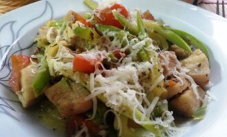 Курица с кабачками и помидорами
