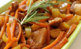 Карри из свинины с овощами