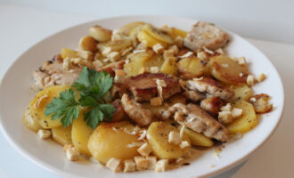 Куриное филе с картофелем, чесноком и вином