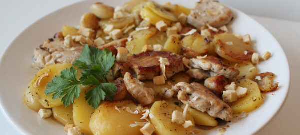 Куриное филе с картофелем, чесноком и вином