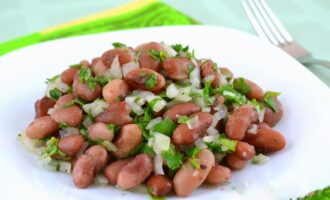 Салат из фасоли с луком