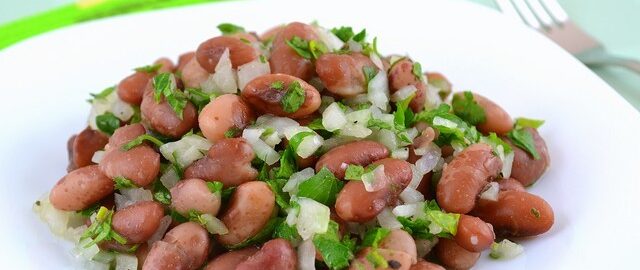 Салат из фасоли с луком