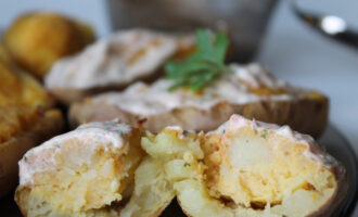Картофель, фаршированный сыром