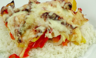 Куриное филе, запеченное с перцем и сыром