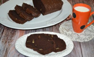 Шоколадный кекс с орехами