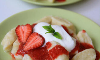Ньокки с клубникой и сыром﻿