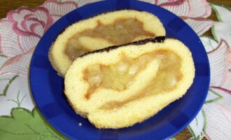 Бисквитный рулет с яблоками