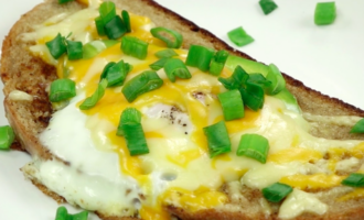 Жареный хлеб с авокадо, яйцом, сыром и зеленым луком