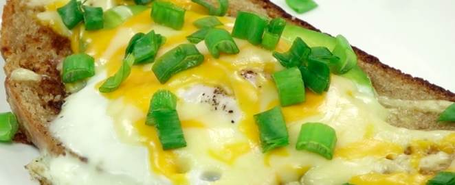 Жареный хлеб с авокадо, яйцом, сыром и зеленым луком
