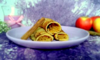 Блины с карамелизированными яблоками