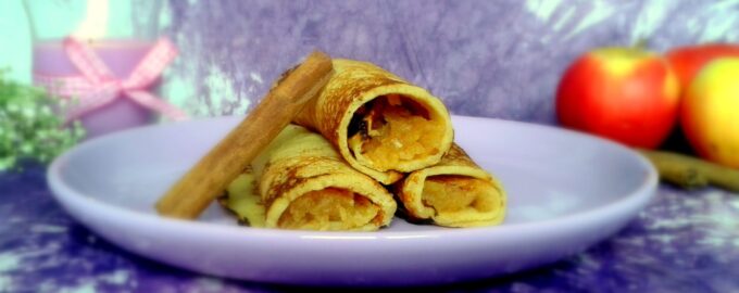 Блины с карамелизированными яблоками