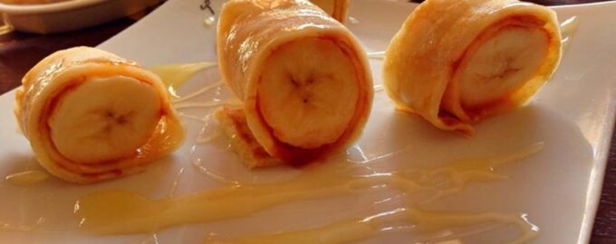Блины с вареньем, бананами и медом