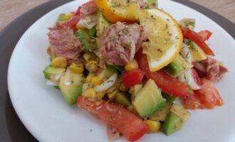 Салат с тунцом и авокадо