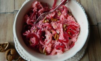 Салат с кольраби, свеклой и орехами