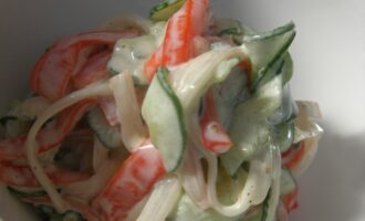Простой салат из крабовых палочек