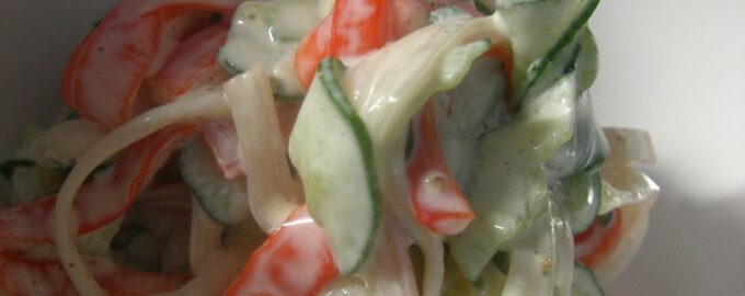 Простой салат из крабовых палочек