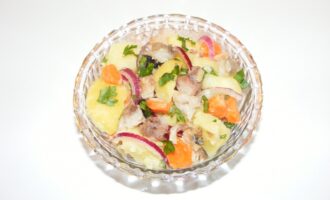 Салат с копченой скумбрией и картофелем