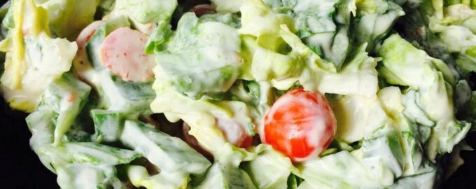 Легкий салат с заправкой из йогурта и меда