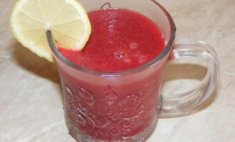 Свекольный сок с яблоком и сельдереем